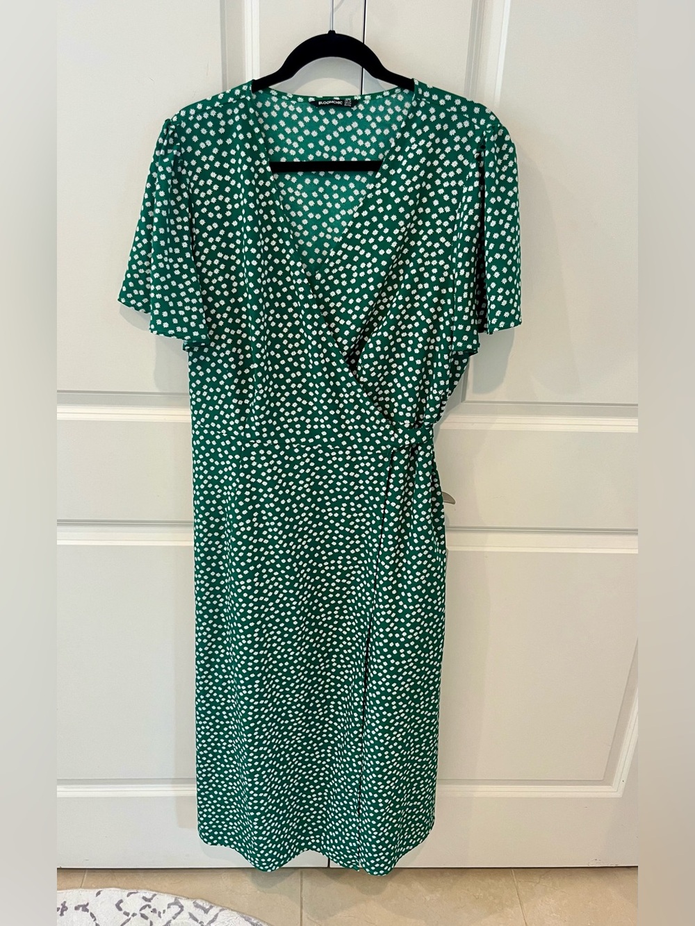 BloomChic size 16 emerald Green & White floral v-neck short sleeve Wrap Dress
